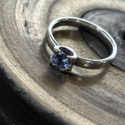 Op zoek naar een ring met een blauwe diamant in het hart?